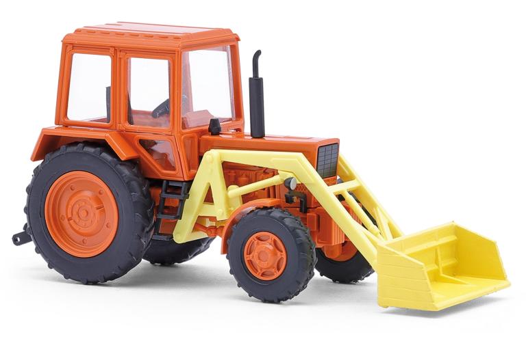 Traktor Belarus MTS 82 mit Frontlader und breiter Schaufel